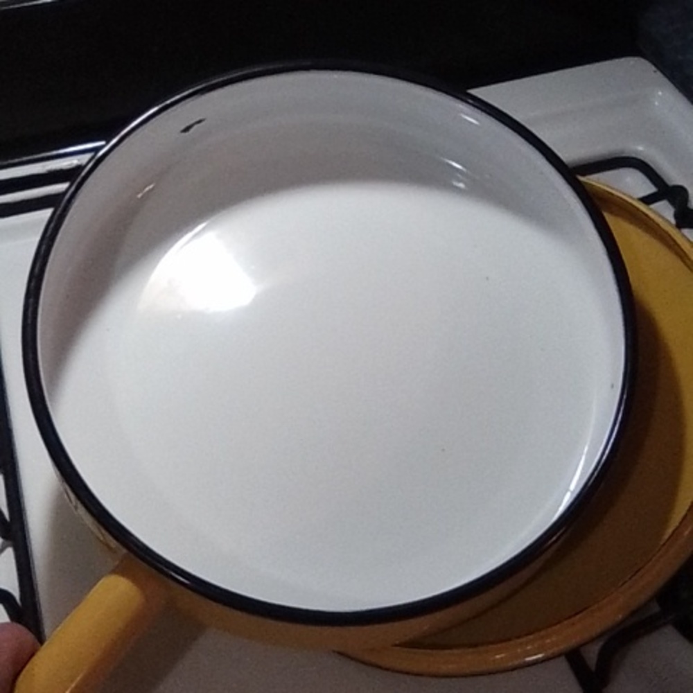 Yellow Enamelware pan - Picture 2 of 4